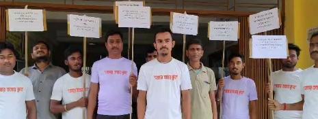 হাসপাতালের পরিষেবা নিয়ে ক্ষোভ উগরে দিলেন যুবকরা!